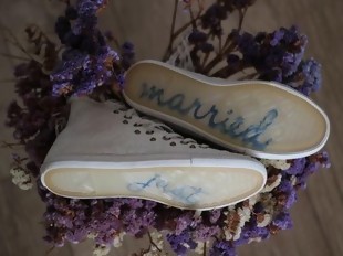 São dois modelos: um para noivas mais românticas, com aplicações de flores e micropérolas; e outro de franjas, de renda floral e decorado por spikes, para um estilo mais rocker
