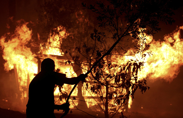 O incêndio em Ourém, distrito de Santarém, mobiliza 452 operacionais.