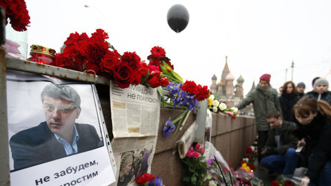 Dezenas prestam homenagem ao líder da oposição russa assassinado em Moscovo