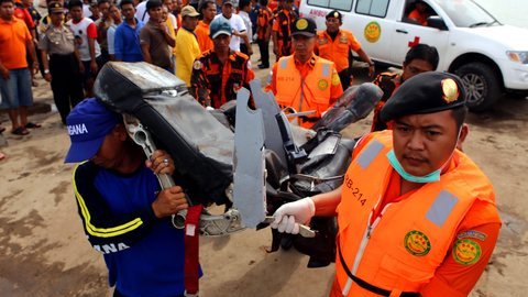 Pilotos da AirAsia desligaram um computador de segurança antes do avião cair