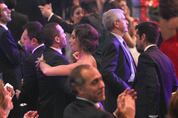 Pedro Teixeira e muitas outras estrelas da TVI aproveitaram alguns momentos musicais da gala para darem um pezinho de dança.