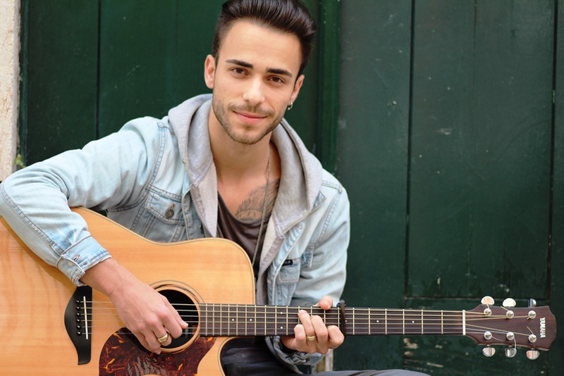 Classify Portuguese Male singer-sonwriter