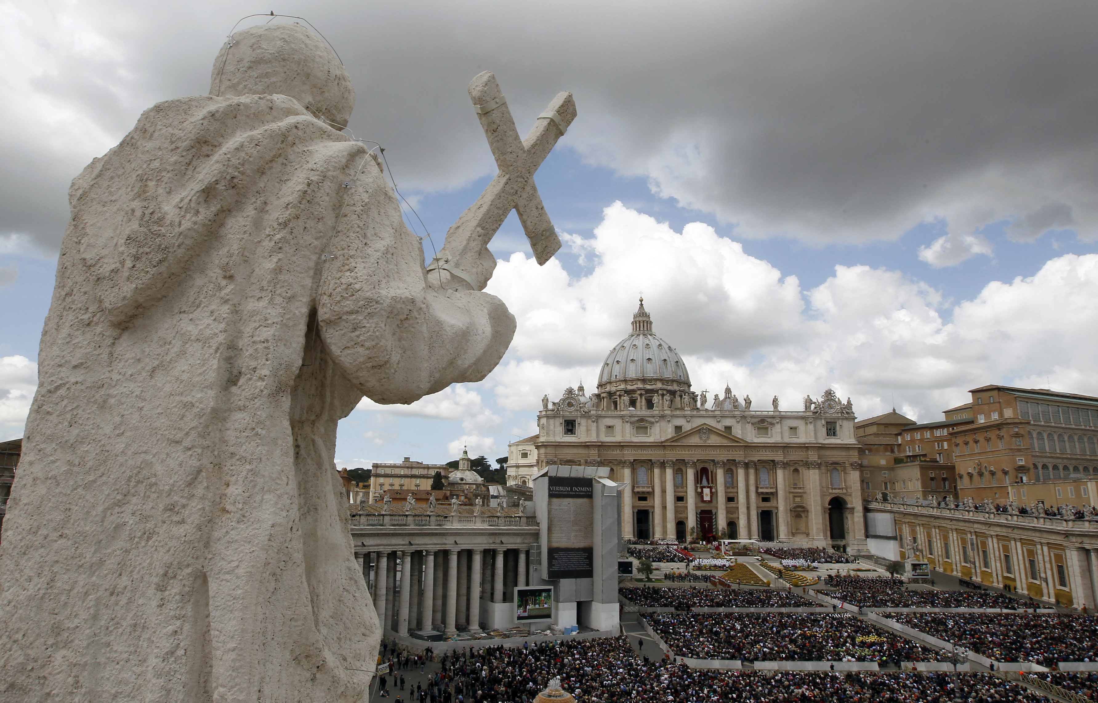 Homem sobe ao altar da basílica de São Pedro, no Vaticano, e atira seis castiçais ao chão